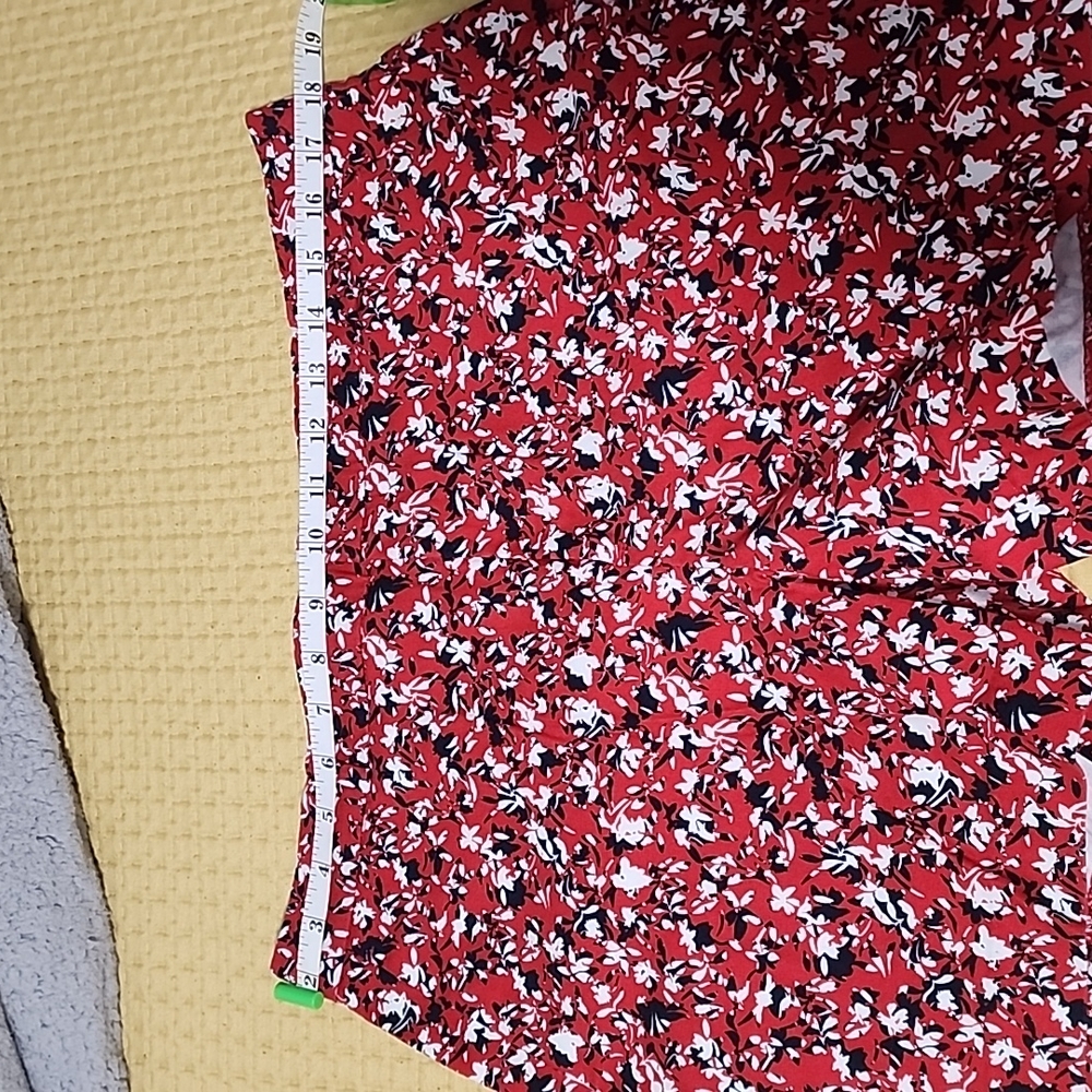 Short, red, Banana Republic, Size 8 - Picture 4 of 7